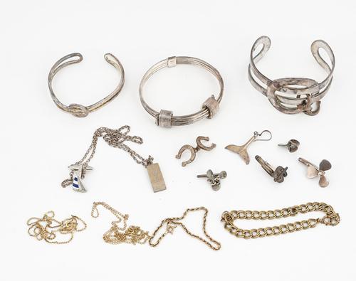 A COLLECTION OF GOLD AND SILVER JEWELLERY (QTY)