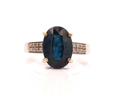 A 9CT WHITE GOLD RING