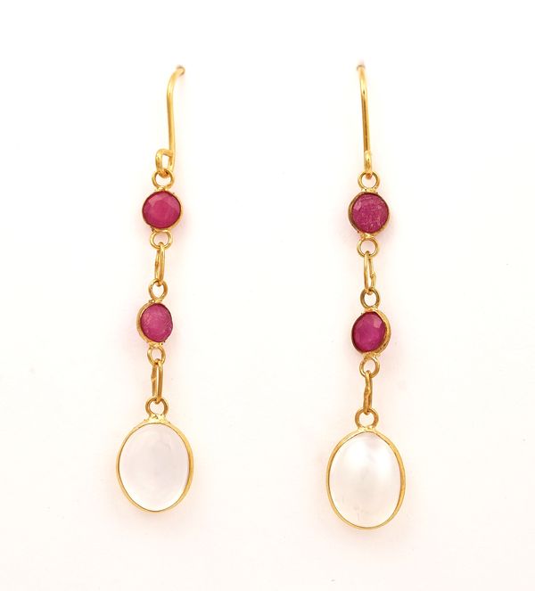 A PAIR OF GOLD, RUBY AND MOONSTONE PENDANT EARRINGS