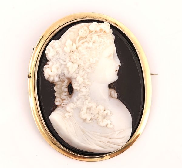 A MOULDED PASTE CAMEO OVAL BROOCH