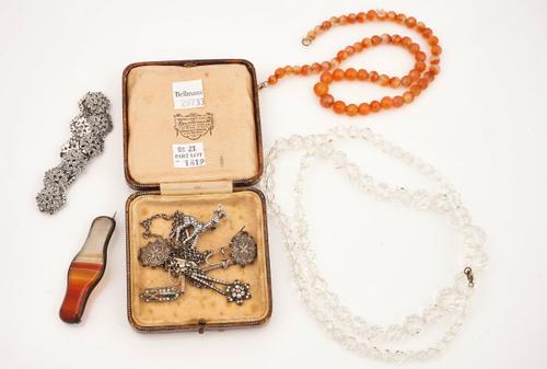 AN AGATE BROOCH AND SEVEN FURTHER ITEMS (8)