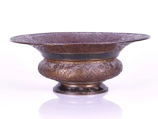 A FRENCH ‘ORIENTALIST’ EMBOSSED BRONZE CENTRE DISH