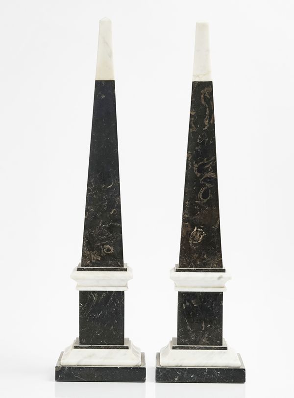 A PAIR OF BLACK FOSSIL MARBLE AND WHITE MARBLE MOUNTED OBELISKS