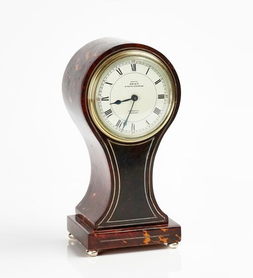 AN EDWARDIAN TORTOISESHELL AND SILVER METAL LINE INLAID BALLOON MANTEL TIMEPIECE