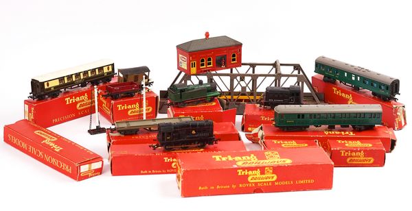 A COLLECTION OF HORNBY "TRI-ANG RAILWAYS" TRAINS AND CARRIAGES 00 GAUGE
