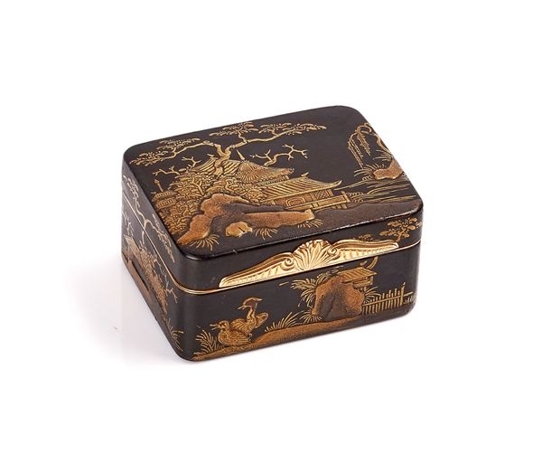 A JAPANESE GILT-METAL MOUNTED LACQUER SNUFF BOX