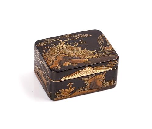 A JAPANESE GILT-METAL MOUNTED LACQUER SNUFF BOX
