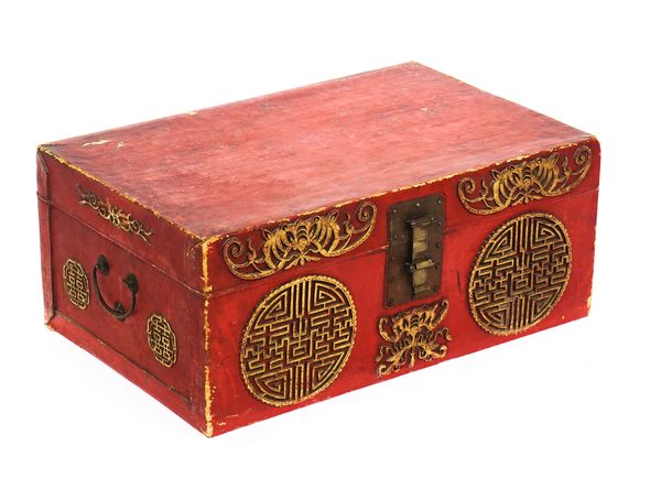 A CHINESE EXPORT PARCEL GILT AND SCARLET LACQUER RECTANGULAR TRUNK