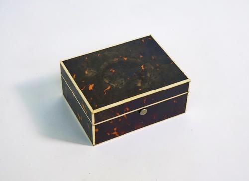 LUND 57 CORNHILL LONDON; AN EARLY 20TH CENTURY IVORY STRUNG TORTOISESHELL RECTANGULAR CIGARETTE CASE