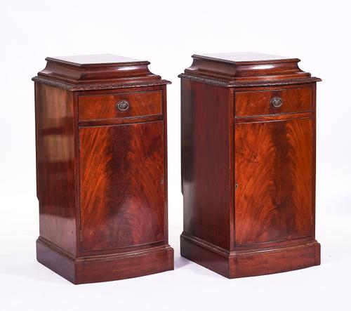 A PAIR OF 18TH CENTURY STYLE MAHOGANY PEDESTALS