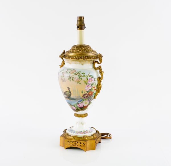 A FRENCH GILT-METAL MOUNTED PARIS PORCELAIN WHITE GROUND TABLE LAMP