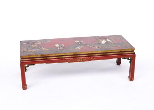 AN EARLY 20TH CENTURY CHINESE SCARLET LACQUERED CHINOISERIE DECORATED RECTANGULAR COFFEE TABLE