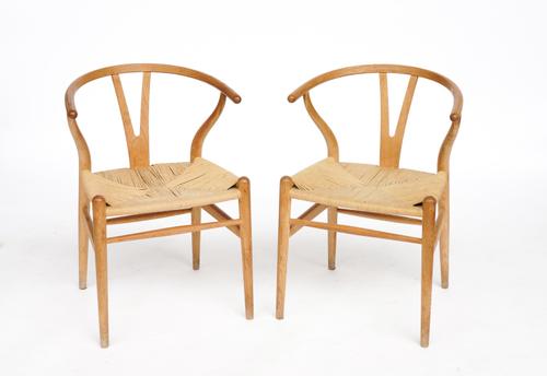 CARL HANSEN AND SON AFTER A DESIGN BY HANS J WEGNER; A PAIR OF MODERN OAK FRAMED CH24 ‘WISHBONE’ CHAIRS (2)