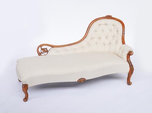 A VICTORIAN MAHOGANY FRAMED SPOON BACK CHAISE LOUNGE