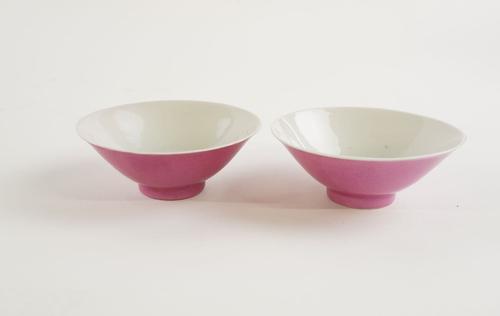 A PAIR OF CHINESE PINK GROUND BOWLS (2)