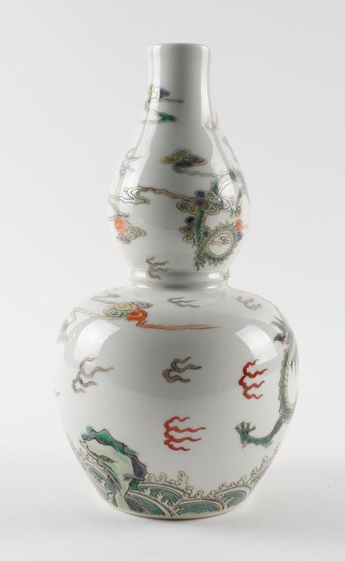A CHINESE FAMILLE-VERTE DOUBLE GOURD VASE