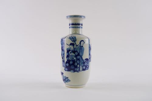 A CHINESE KANGXI STYLE BLUE AND WHITE ROULEAU VASE