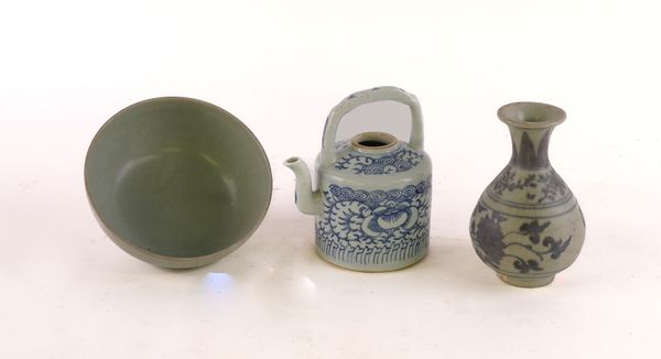 THREE ITEMS OF CHINESE PORCELAIN