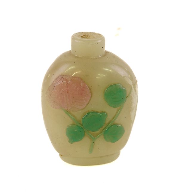 A CHINESE OVERLAY GLASS SNUFF BOTTLE