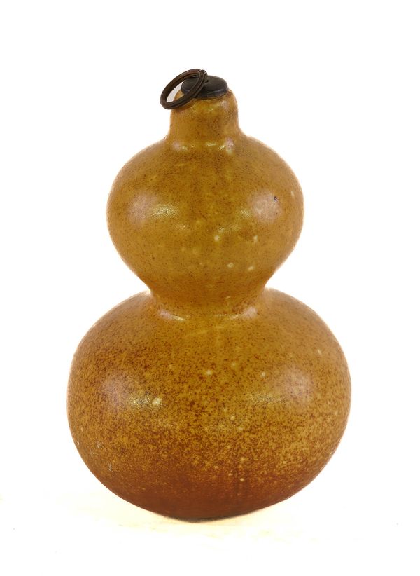 A CHINESE PORCELAIN DOUBLE GOURD SHAPED VASE