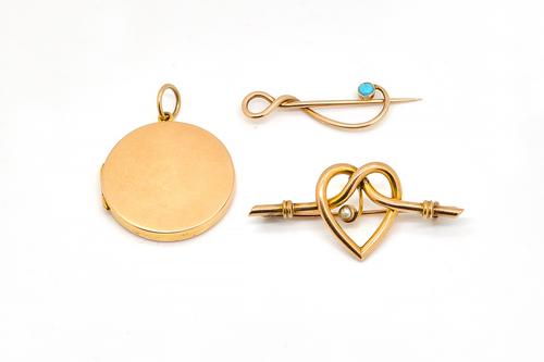 A 15CT GOLD LOCKET, A GOLD BAR BROOCH AND A TURQUOISE PIN (3)