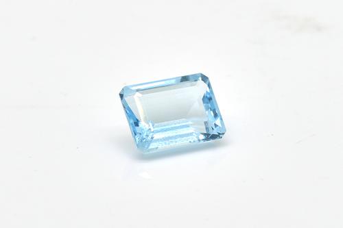 A LOOSE RECTANGULAR CUT AQUAMARINE