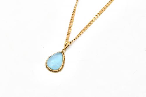A 9CT GOLD AND CABOCHON AQUAMARINE PENDANT WITH A 9CT GOLD NECKCHAIN