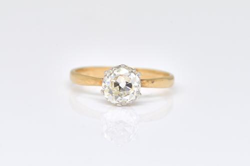A GOLD DIAMOND SINGLE STONE RING