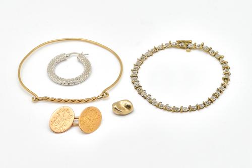 A 9CT GOLD BANGLE AND FOUR FURTHER ITEMS (5)