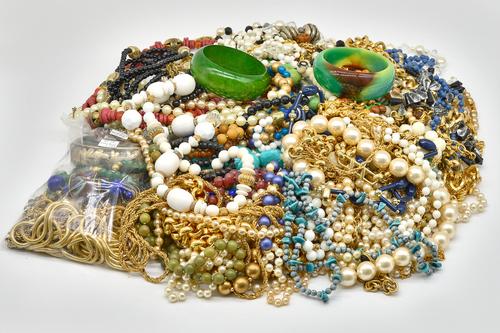 A COLLECTION OF COSTUME JEWELLERY (QTY)