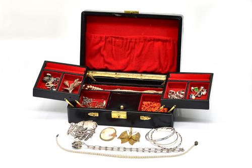 A JEWELLERY BOX AND CONTENTS (QTY)