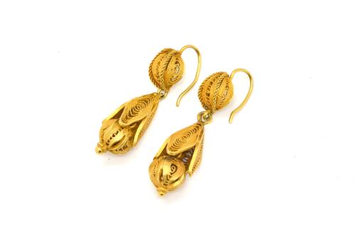 A PAIR OF GOLD FILIGREE PENDANT EARRINGS
