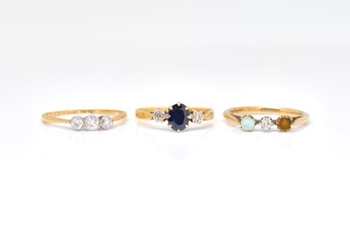 A GOLD AND DIAMOND THREE STONE RING AND TWO FURTHER RINGS (3)