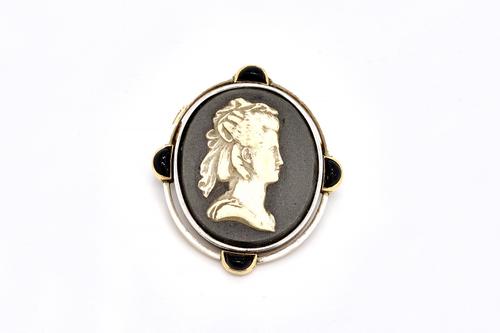 A FRENCH GOLD MOUNTED CAMEO BROOCH