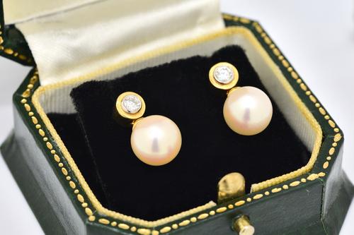 A PAIR OF 18CT GOLD, DIAMOND AND CULTURED PEARL EARRINGS