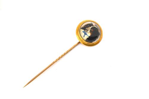 A VICTORIAN GOLD MOUNTED REVERSE PAINTED INTAGLIO STICK PIN