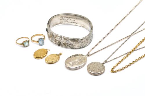 EIGHT ITEMS OF JEWELLERY (8)