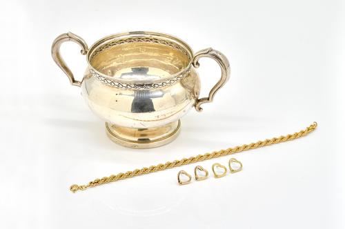 A 9CT GOLD BRACELET AND THREE FURTHER ITEMS (4)