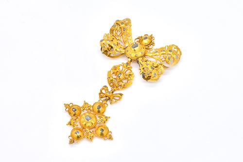 A GOLD AND ROSE DIAMOND BOW BROOCH