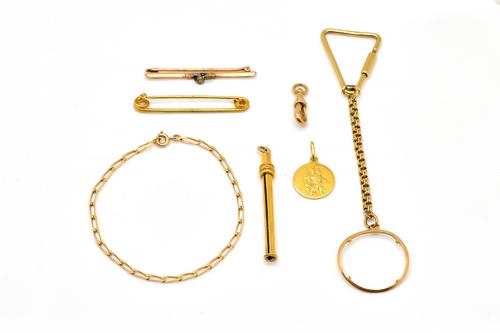 A GOLD KEY CHAIN, FIVE FURTHER ITEMS OF GOLD JEWELLERY AND A TOOTHPICK (7)