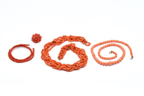A SINGLE ROW NECKLACE OF GRADUATED CORAL BEADS AND THREE FURTHER ITEMS OF CORAL JEWELLERY (4)