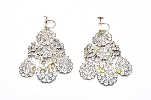 A PAIR OF COLOURLESS PASTE PENDANT EARRINGS