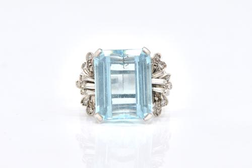 A WHITE GOLD, AQUAMARINE AND DIAMOND RING