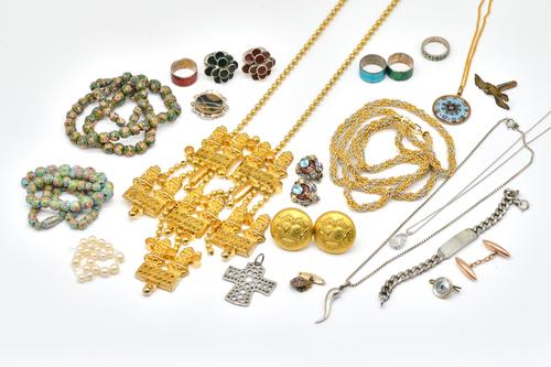 A COLLECTION OF JEWELLERY (23)
