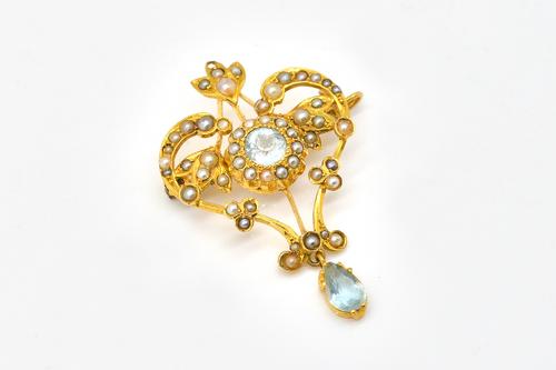 AN EDWARDIAN AQAUAMARINE AND SEED PEARL BROOCH