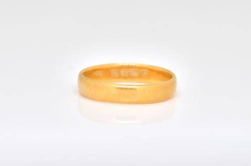 A 22CT GOLD PLAIN WEDDING RING