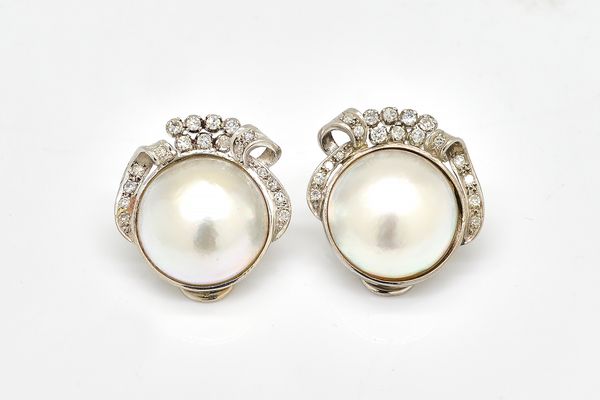 A PAIR OF 14CT WHITE GOLD, DIAMOND AND MABE PEARL EARCLIPS