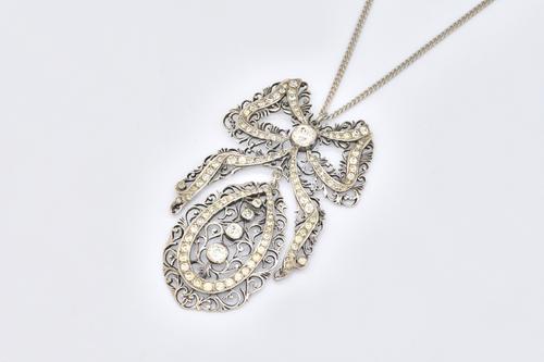 A COLOURLESS PASTE PENDANT WITH A SILVER NECKCHAIN