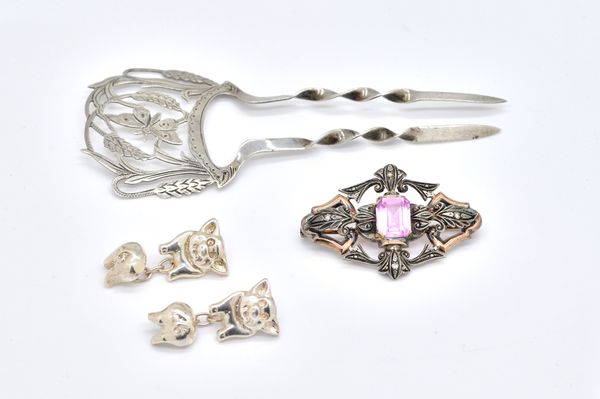 A PAIR OF SILVER CUFFLINKS, A SILVER COMB AND A PINK GEM SET AND DIAMOND BROOCH (3)