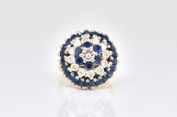 A GOLD, SAPPHIRE AND DIAMOND CLUSTER RING